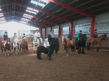 Reitunterricht in der Halle